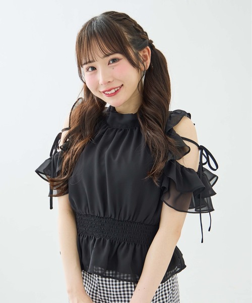INGNI(イング)の「2Wayリボン肩あきフリルブラウス(シャツ/ブラウス・レディース・ブラック/オフホワイト・M)」の2枚目の写真