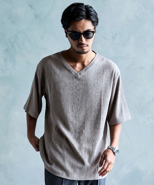CavariA(キャバリア)の「『CavariA/キャバリア』楊柳VネックTシャツ 半袖(Tシャツ/カットソー・メンズ・グレイッシュベージュ/ブルーグリーン/ブラック・L/M)」の2枚目の写真