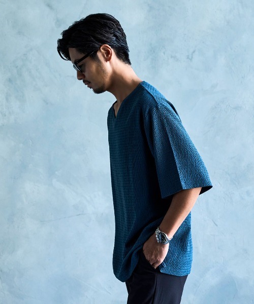 CavariA(キャバリア)の「『CavariA/キャバリア』楊柳VネックTシャツ 半袖(Tシャツ/カットソー・メンズ・グレイッシュベージュ/ブルーグリーン/ブラック・L/M)」の11枚目の写真