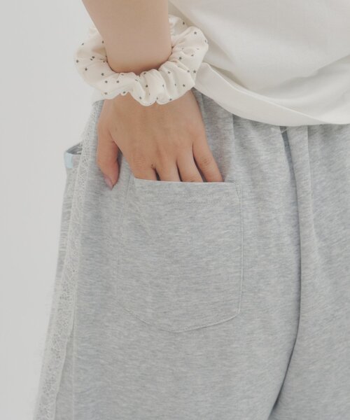 DISCOAT（ディスコート）の「【umm.】サイドレーススウェットワイドパンツ（その他パンツ・レディース・グレー/アイボリー/ライトグレー・FREE）」の4枚目の写真