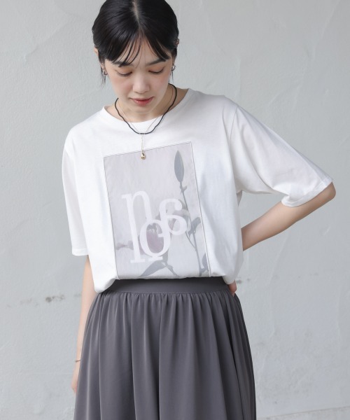 Bou Jeloud(ブージュルード)の「フラワーロゴプリントTee(Tシャツ/カットソー・レディース・グレイッシュベージュ/オフホワイト/チャコールグレー・FREE)」の1枚目の写真