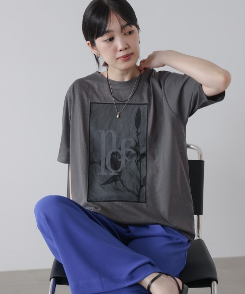 Bou Jeloud(ブージュルード)の「フラワーロゴプリントTee(Tシャツ/カットソー・レディース・グレイッシュベージュ/オフホワイト/チャコールグレー・FREE)」の2枚目の写真