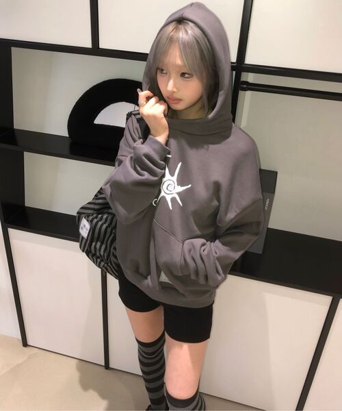 COIRIS(コイリス)の「モルディン ハイネックフードティ 男女共用 (2カラー)(パーカー・レディース・チャコールグレー・FREE)」の12枚目の写真