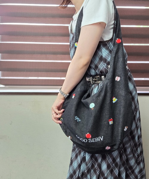 Loco Ocean（ロコオーシャン）の「【全2色】イラスト刺繍 デニム＆スウェット ショルダーバッグ / カジュかわ / メッセンジャーバッグ（ショルダーバッグ・レディース・ブラック/ライトブルー・ONE SIZE）」の3枚目の写真