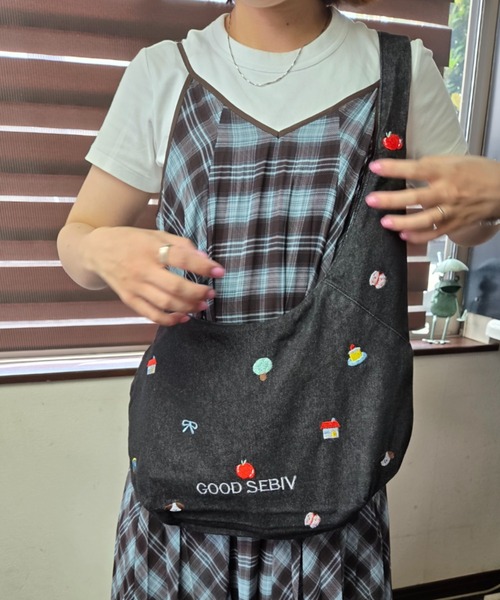 Loco Ocean（ロコオーシャン）の「【全2色】イラスト刺繍 デニム＆スウェット ショルダーバッグ / カジュかわ / メッセンジャーバッグ（ショルダーバッグ・レディース・ブラック/ライトブルー・ONE SIZE）」の7枚目の写真