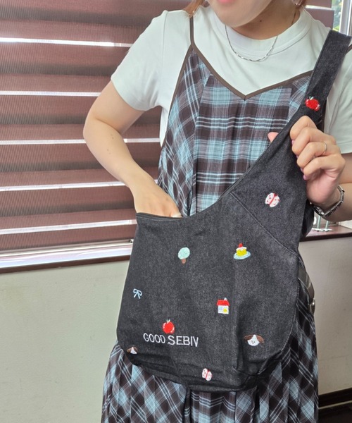 Loco Ocean（ロコオーシャン）の「【全2色】イラスト刺繍 デニム＆スウェット ショルダーバッグ / カジュかわ / メッセンジャーバッグ（ショルダーバッグ・レディース・ブラック/ライトブルー・ONE SIZE）」の9枚目の写真
