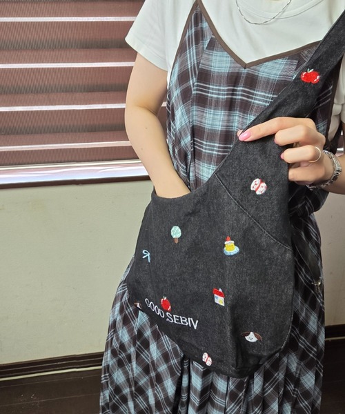 Loco Ocean（ロコオーシャン）の「【全2色】イラスト刺繍 デニム＆スウェット ショルダーバッグ / カジュかわ / メッセンジャーバッグ（ショルダーバッグ・レディース・ブラック/ライトブルー・ONE SIZE）」の10枚目の写真