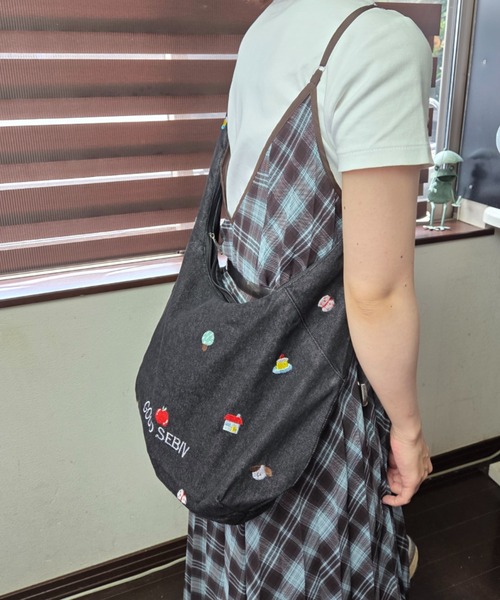Loco Ocean（ロコオーシャン）の「【全2色】イラスト刺繍 デニム＆スウェット ショルダーバッグ / カジュかわ / メッセンジャーバッグ（ショルダーバッグ・レディース・ブラック/ライトブルー・ONE SIZE）」の11枚目の写真