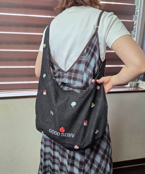 Loco Ocean（ロコオーシャン）の「【全2色】イラスト刺繍 デニム＆スウェット ショルダーバッグ / カジュかわ / メッセンジャーバッグ（ショルダーバッグ・レディース・ブラック/ライトブルー・ONE SIZE）」の12枚目の写真