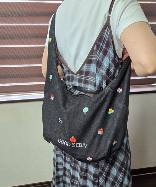 Loco Ocean（ロコオーシャン）の「【全2色】イラスト刺繍 デニム＆スウェット ショルダーバッグ / カジュかわ / メッセンジャーバッグ（ショルダーバッグ・レディース・ブラック/ライトブルー・ONE SIZE）」の13枚目の写真