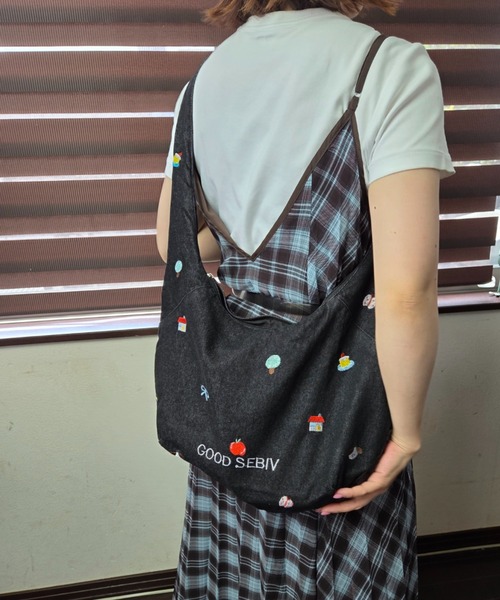 Loco Ocean（ロコオーシャン）の「【全2色】イラスト刺繍 デニム＆スウェット ショルダーバッグ / カジュかわ / メッセンジャーバッグ（ショルダーバッグ・レディース・ブラック/ライトブルー・ONE SIZE）」の14枚目の写真
