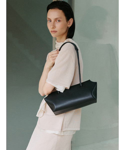 MOREMORR（モアモル）の「RIVA BAG _ ブラックショルダーバッグトートバッグ（ショルダーバッグ・レディース・ブラック・FREE）」の2枚目の写真