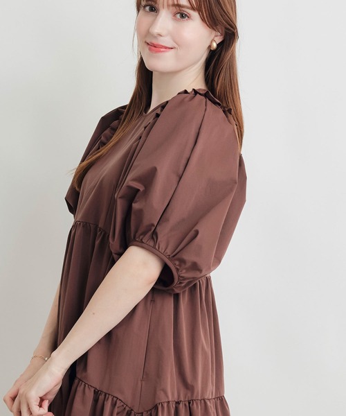 PICCIN PERLA（ピッチンペルラ）の「フリルボリュームスリーブティアードワンピース（ワンピース・レディース・ダークブラウン/ブラック・M）」の12枚目の写真