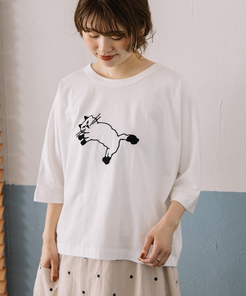 POU DOU DOU(プードゥドゥ)の「フロッキーねこプリントドルマントップス(Tシャツ/カットソー・レディース・ブラウン/オフホワイト/ブラック・3)」の2枚目の写真