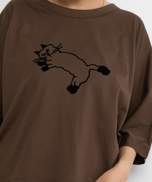 POU DOU DOU(プードゥドゥ)の「フロッキーねこプリントドルマントップス(Tシャツ/カットソー・レディース・ブラウン/オフホワイト/ブラック・3)」の9枚目の写真