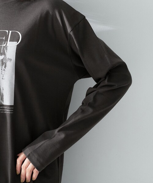 UNTITLED(アンタイトル)の「【ロゴ・プリント】フォトグラフィックロンT(Tシャツ/カットソー・レディース・ホワイト系3/チャコール・44/04/02/00/50/48)」の16枚目の写真