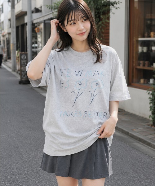 FreeZone(フリーゾーン)の「手描き風フラワー&ロゴプリントオーバーサイズTシャツ(Tシャツ/カットソー・メンズ・ホワイト/グレー・F)」の3枚目の写真