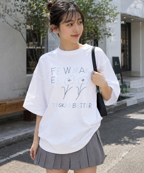 FreeZone(フリーゾーン)の「手描き風フラワー&ロゴプリントオーバーサイズTシャツ(Tシャツ/カットソー・メンズ・ホワイト/グレー・F)」の4枚目の写真