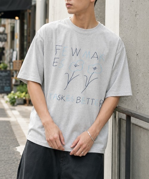 FreeZone(フリーゾーン)の「手描き風フラワー&ロゴプリントオーバーサイズTシャツ(Tシャツ/カットソー・メンズ・ホワイト/グレー・F)」の5枚目の写真