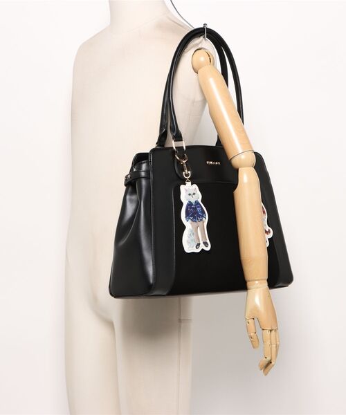 PAUL & JOE ACCESSOIRES（ポールアンドジョーアクセソワ）の「【PAUL & JOE ACCESSOIRES /ポール アンド ジョー アクセソワ 】 BAG WITH GIPSY＆NOUNETTE CAHRM　チャーム付きトートバッグ（トートバッグ・レディース・ブラウン/ブラック・FREE）」の6枚目の写真