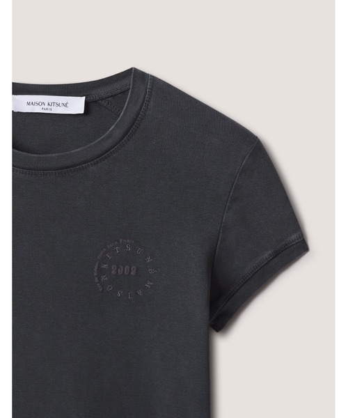 Maison Kitsune(メゾンキツネ)の「CIRCLE STAMP FADED FITTED TEE-SHIRT(Tシャツ/カットソー・レディース・ブラック×グレー・S/XS/L/M)」の8枚目の写真