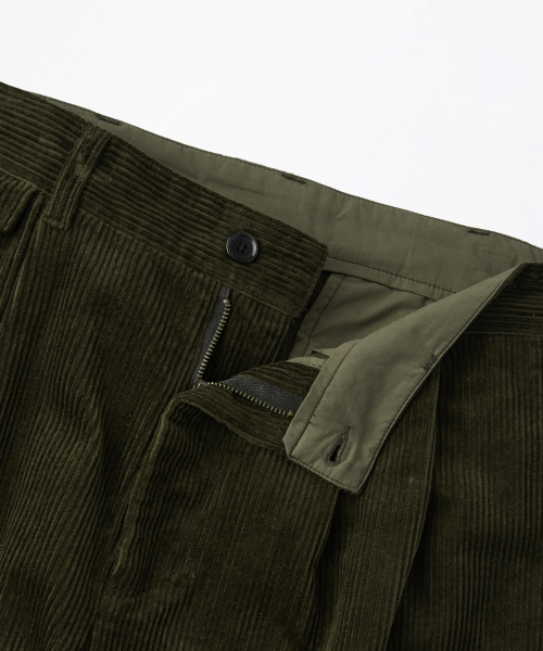 OUTSTANDING(アウトスタンディング)の「高密度コーデュロイ ダブルプリーツパンツ_D.OLIVE(その他パンツ・メンズ・その他・SMALL/MEDIUM/LARGE)」の4枚目の写真