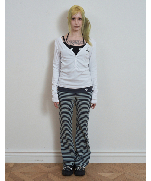 SETUP-EXE(セットアップイーエックスイー)の「DEEP V-NECK BUTTON TOP / ホワイト(Tシャツ/カットソー・レディース・その他・OS)」の2枚目の写真