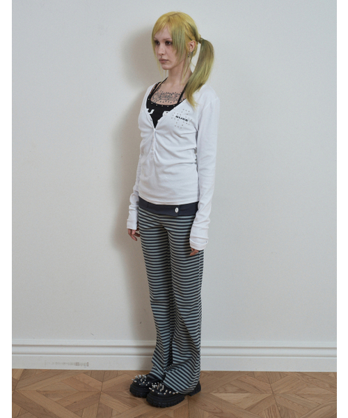 SETUP-EXE(セットアップイーエックスイー)の「DEEP V-NECK BUTTON TOP / ホワイト(Tシャツ/カットソー・レディース・その他・OS)」の3枚目の写真
