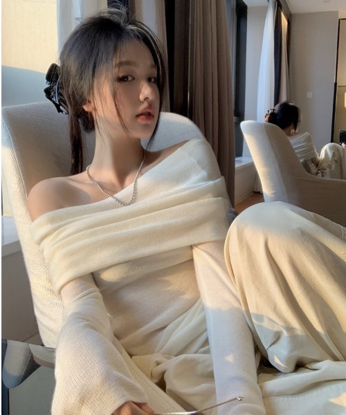 semuse(セミューズ)の「色っぽ肌見せドレープオフショルダーニットトップス(ニット/セーター・レディース・ホワイト/ピンク/グレー/ブラック・FREE)」の13枚目の写真