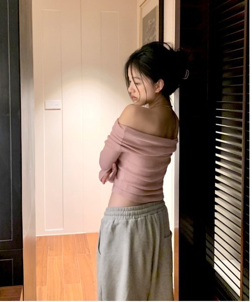 semuse(セミューズ)の「色っぽ肌見せドレープオフショルダーニットトップス(ニット/セーター・レディース・ホワイト/ピンク/グレー/ブラック・FREE)」の18枚目の写真