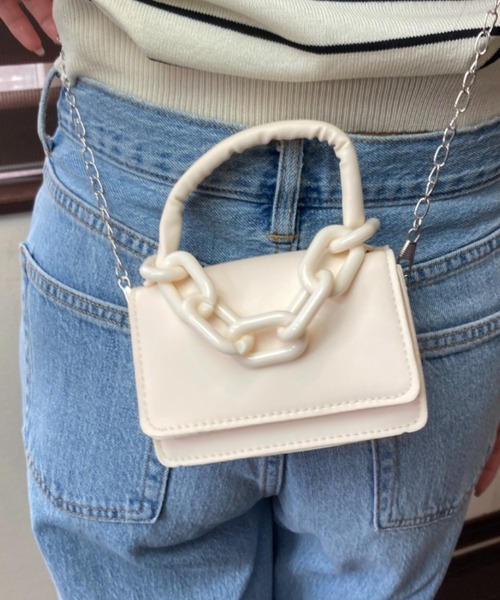 tolene(トレネ)の「ミニミニショルダーバッグ チェーンチャーム 合成皮革 ミニショルダーバッグ(ショルダーバッグ・レディース・ホワイト/ブルー/ピンク・FREE)」の2枚目の写真