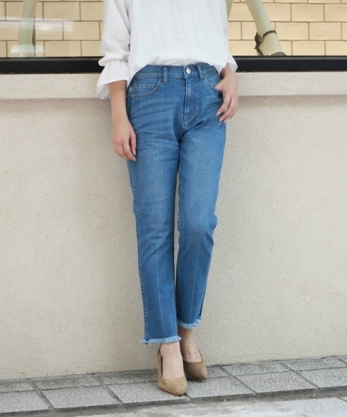 le.coeur blanc（ルクールブラン）の「フリンジリメイクデニムスリムストレート（デニムパンツ・レディース・ブルー/ブラック・38/36/34）」の2枚目の写真