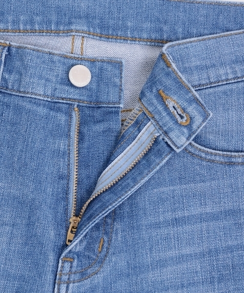 le.coeur blanc（ルクールブラン）の「フリンジリメイクデニムスリムストレート（デニムパンツ・レディース・ブルー/ブラック・38/36/34）」の3枚目の写真