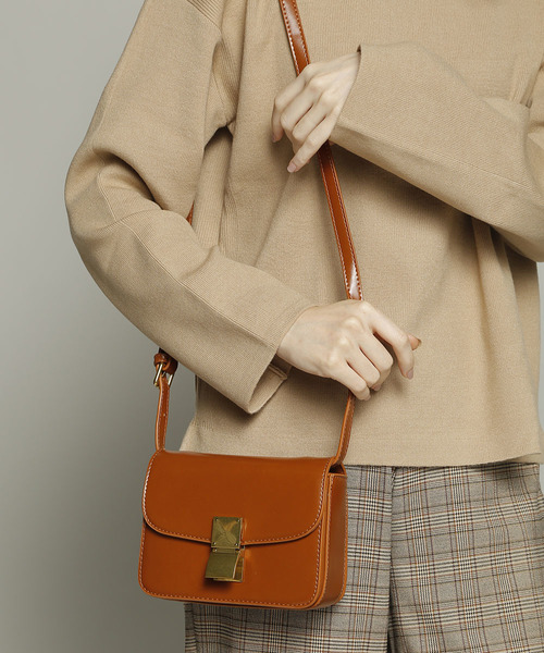 PLAIN CLOTHING(プレーンクロージング)の「ゴールドプレートショルダーバッグ(ショルダーバッグ・レディース・ベージュ/カーキ/レッド/ブラック/キャメル/ワイン・FREE)」の4枚目の写真