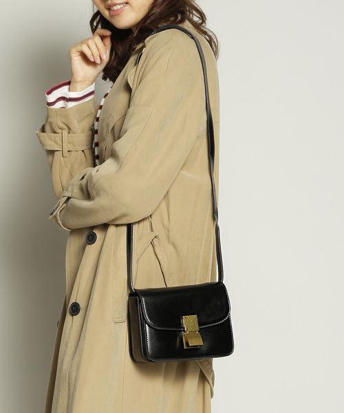 PLAIN CLOTHING(プレーンクロージング)の「ゴールドプレートショルダーバッグ(ショルダーバッグ・レディース・ベージュ/カーキ/レッド/ブラック/キャメル/ワイン・FREE)」の2枚目の写真