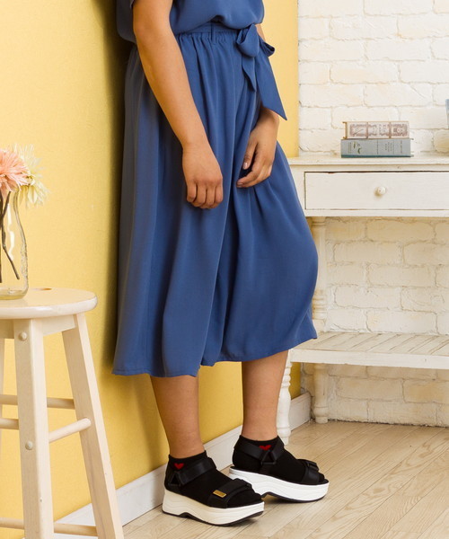 EVLOVE（イヴロヴ）の「ジョーゼットサッシュリボン付きワイドパンツ（その他パンツ・レディース・ブラック/ブルー/ストライプ/ドット・17号/15号）」の2枚目の写真
