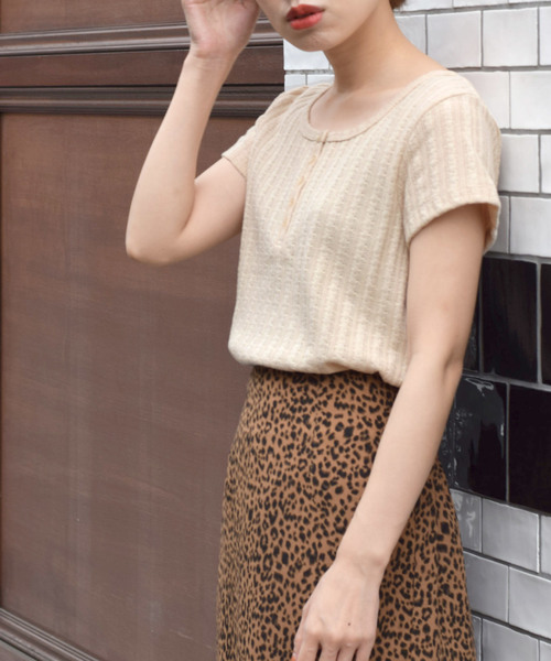 w closet（ダブルクローゼット）の「スクエアヘンリーネック半袖プルオーバー（Tシャツ/カットソー・レディース・ブラック/ベージュ/オフホワイト/モカ・FREE）」の4枚目の写真