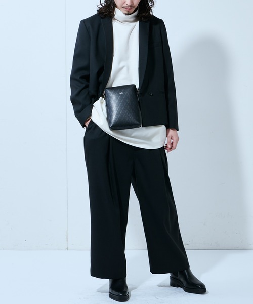 極美品✨️　Lui's ルイス　スクエアショルダーバッグ　ホワイト Lui's（ルイス）の「モノグラム レザースクエアショルダーポーチ