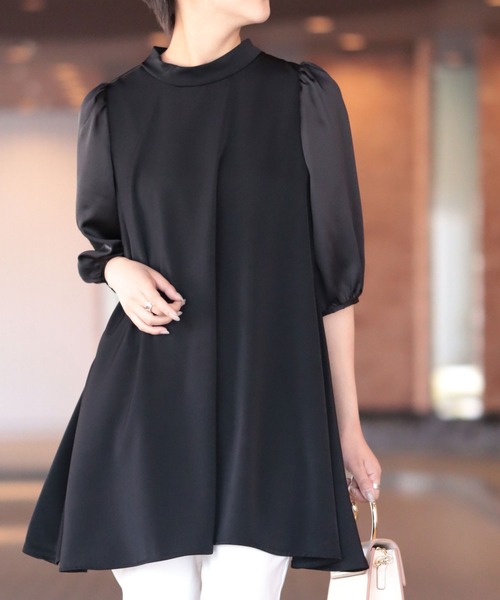 モード感溢れるブラックのパフスリーブチュニック