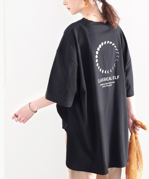 classicalelf(クラシカルエルフ)の「綿100%。月グラフィックプリントで1+ サイドスリットbigTシャツ(Tシャツ/カットソー・レディース・ホワイト/ブラック/ベージュ/ブルー系その他・MEDIUM/X-LARGE)」の2枚目の写真