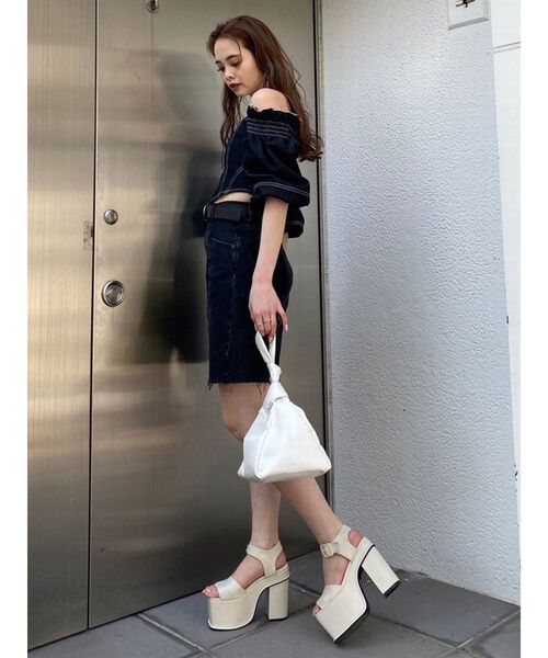 EMODA（エモダ）の「デニムオフショルダートップ（シャツ/ブラウス・レディース・ブラック/ライトブルー/インディゴブルー・SMALL/MEDIUM）」の4枚目の写真