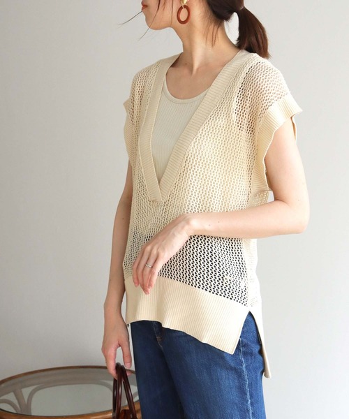 HER CLOSET(ハークローゼット)の「【HERCLOSET】深Vネックメッシュベスト(ベスト・レディース・ブラック/アイボリー/グレイッシュベージュ・M)」の1枚目の写真