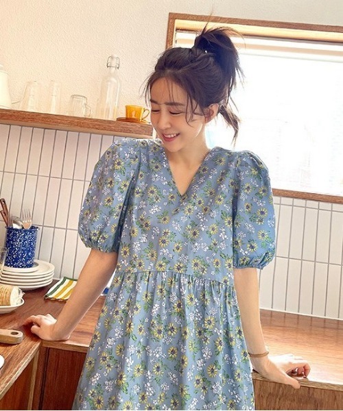 NANING9(ナンニング)の「NANING9 VIVIDカラー花柄ワンピ―ス(ワンピース・レディース・スカイブルー/イエロー・FREE)」の6枚目の写真