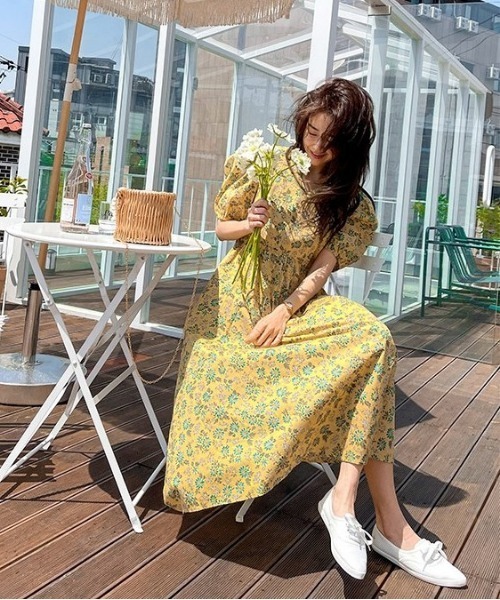NANING9(ナンニング)の「NANING9 VIVIDカラー花柄ワンピ―ス(ワンピース・レディース・スカイブルー/イエロー・FREE)」の3枚目の写真
