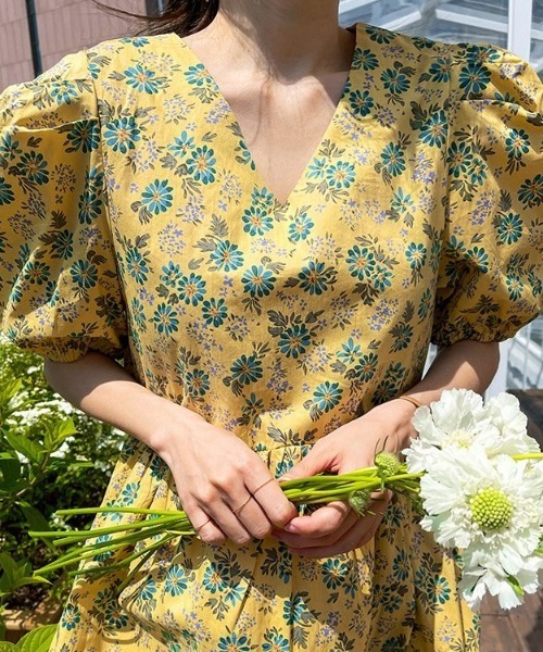 NANING9(ナンニング)の「NANING9 VIVIDカラー花柄ワンピ―ス(ワンピース・レディース・スカイブルー/イエロー・FREE)」の5枚目の写真