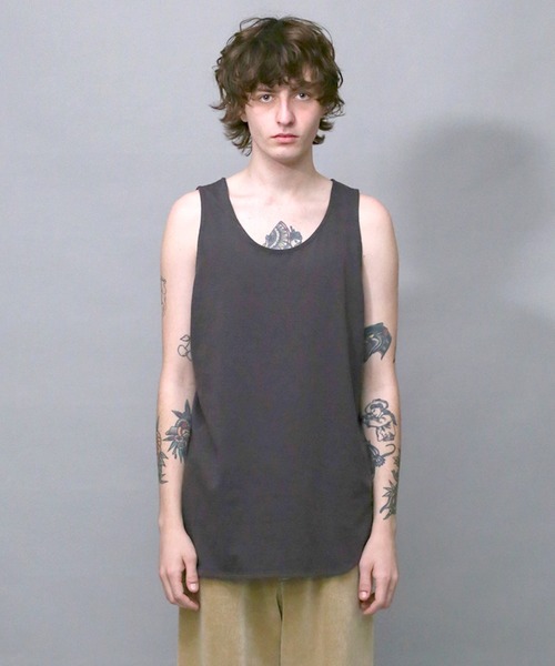 Iroquois（イロコイ）の「LAYERED LONG T/T ラウンドヘムロングタンクトップ（タンクトップ・メンズ・チャコールグレー/ブラック/ベージュ/オフホワイト・1/2/3）」の3枚目の写真