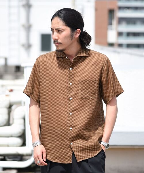 SHIPS(シップス)の「【No tie, but smartness.】SHIPS: セミワイドカラー モチーフ柄 リネンシャツ S/S(シャツ/ブラウス・メンズ・ブラウン/ブルー/グリーン・SMALL/MEDIUM/LARGE/X-LARGE)」の2枚目の写真
