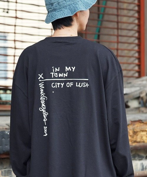 Mark Gonzales(マーク・ゴンザレス)の「Mark Gonzales / マークゴンザレス 別注 コラボ オーバーサイズ 刺繍 ロゴ ビッグシルエット プリント ロンT(Tシャツ/カットソー・メンズ・ブラック系その他3/ブルー/ホワイト/ホワイト系その他/ホワイト系その他2/ブラック系その他/ブラック系その他4/ブラック/グレイッシュベージュ/ホワイト系その他3/ブラック系その他2/ホワイト系その他4・MEDIUM/LARGE)」の1枚目の写真