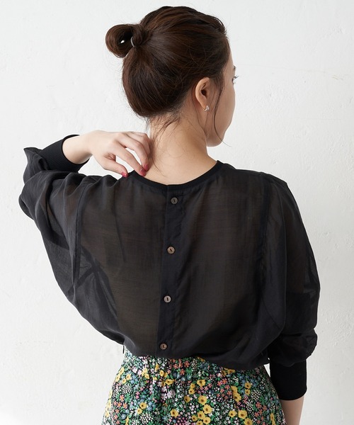 SHENERY(シーナリー)の「バックボタンシアーチュニック(シャツ/ブラウス・レディース・ブラック/オフホワイト/グリーン・FREE)」の2枚目の写真