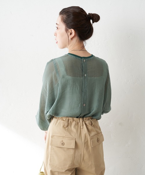 SHENERY(シーナリー)の「バックボタンシアーチュニック(シャツ/ブラウス・レディース・ブラック/オフホワイト/グリーン・FREE)」の21枚目の写真